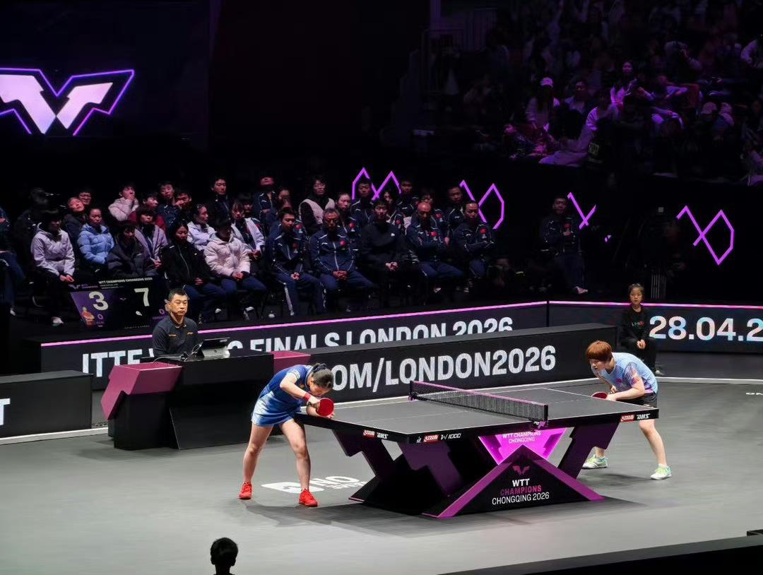 WTT重庆冠军赛女单决赛，蒯曼对阵张本美和，国乒教练组与全体主力齐聚看台观战，为