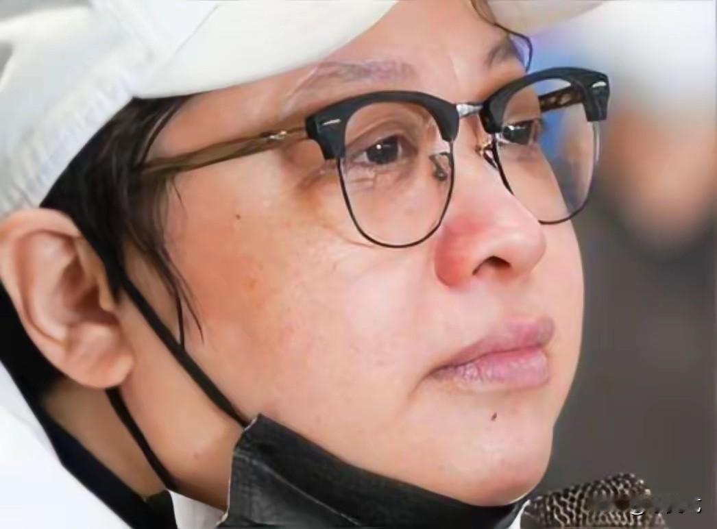 1977年韩红6岁时，父亲不幸去世，9岁时母亲改嫁，继父成天打骂韩红，她一个人坐