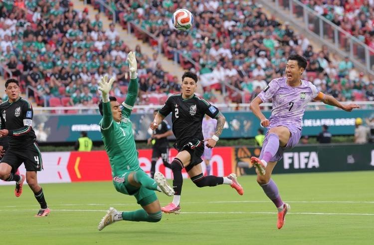 墨西哥1比0韩国本来是一场五五开的较量，胜负天平全由一次失误改写，墨西哥也借此率