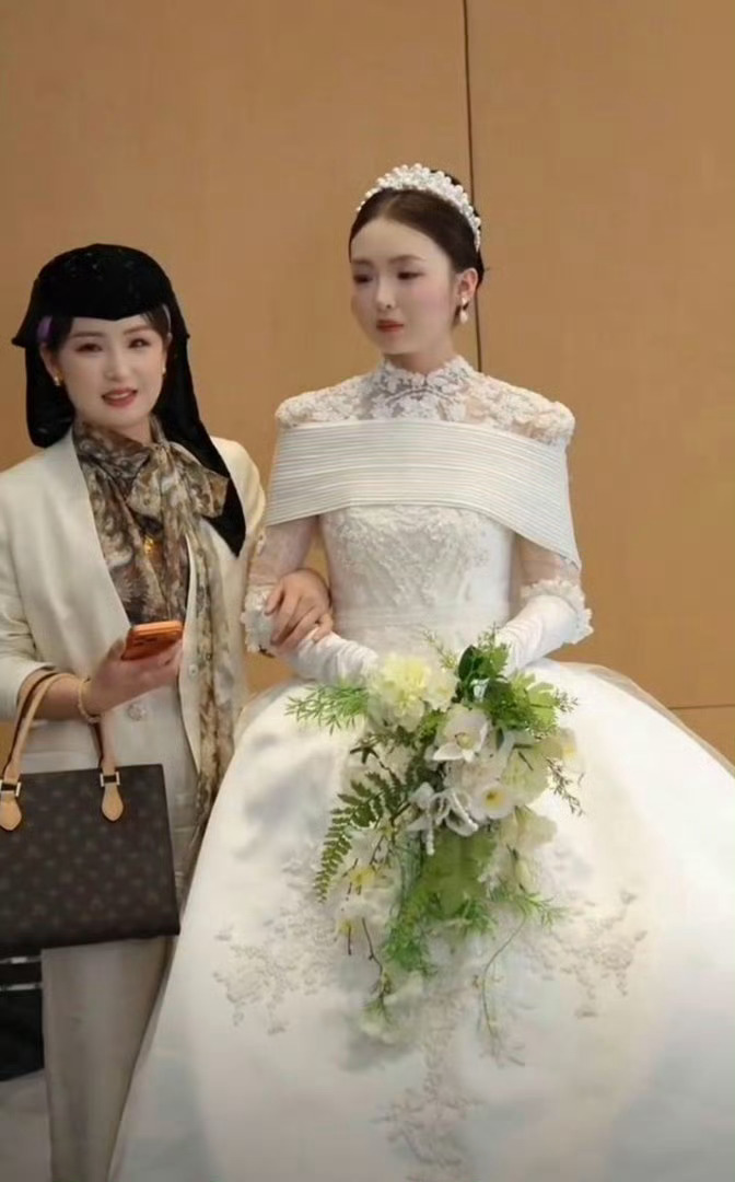新娘的妈妈才32岁，回族人好漂亮。 
