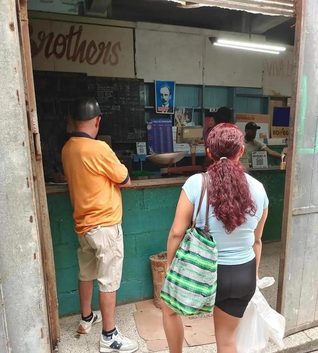 有人说我们为何不把便宜物资卖给 古巴 ，这样既可解决古巴物资紧缺困境，又能清空咱