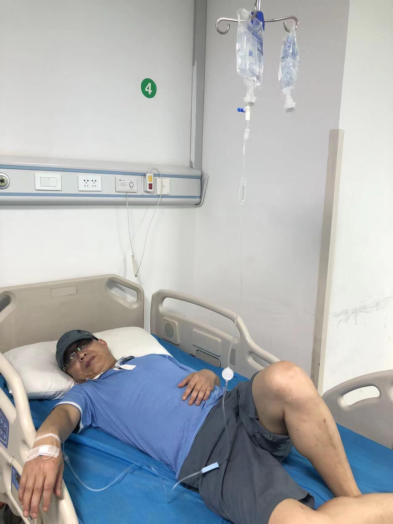 上周六早上痛醒了，当天无法拉便。周日不怎么痛，有点小隐痛，拉便了。
我写了两条微