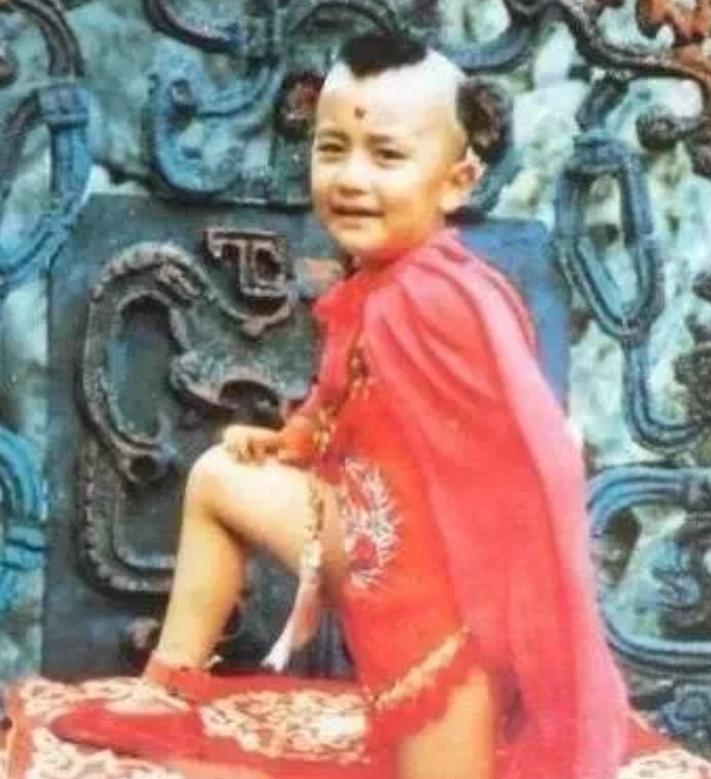 1985 年，《西游记》拍摄时，红孩儿赵欣培死死抓住裤子："不给我穿裤子，我就不