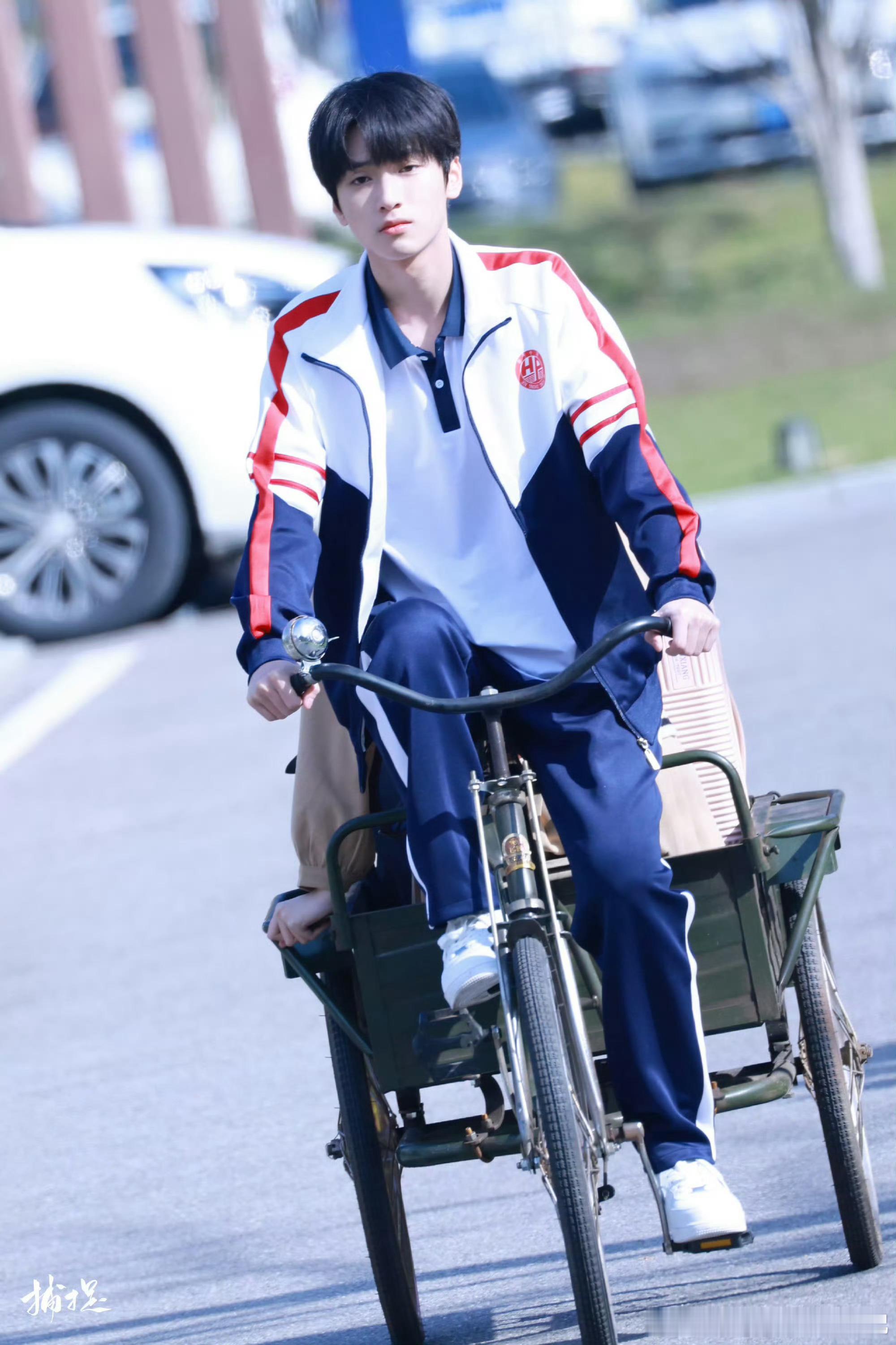 严浩翔顺毛校服路透 严浩翔和校园剧的适配度，我勒个清纯校园男神，严浩翔在拍摄校内