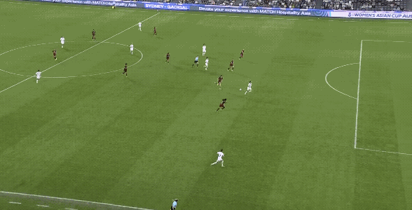 印度女足这门将够有意思，本来应该去扑射门的中国台北女足队员，没想到她去扑倒了自己