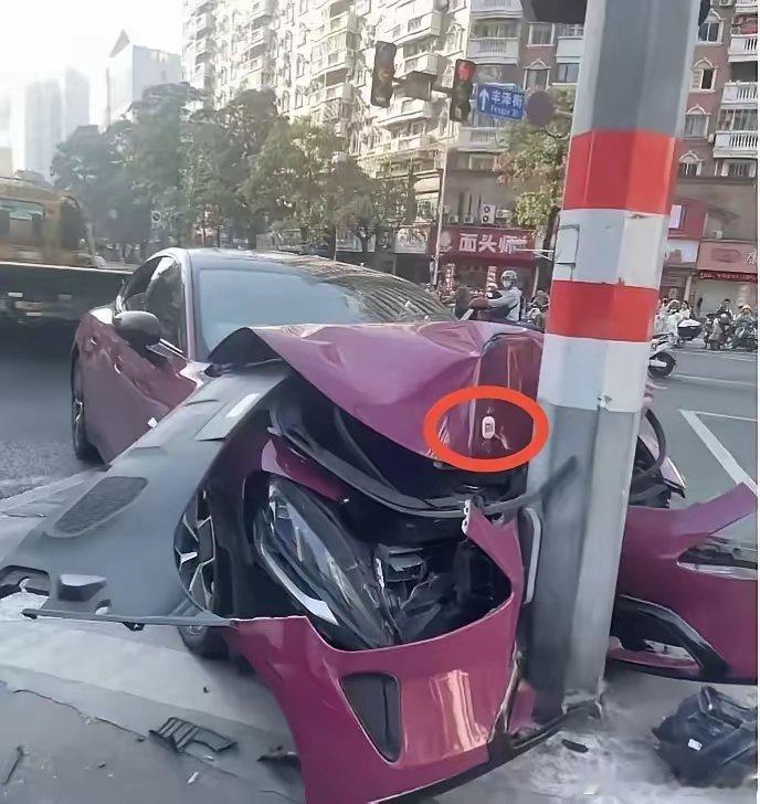 今天上班路上，看到小米汽车撞上了电线杆，可是这么大的撞击力，电线杆竟然没有反应，