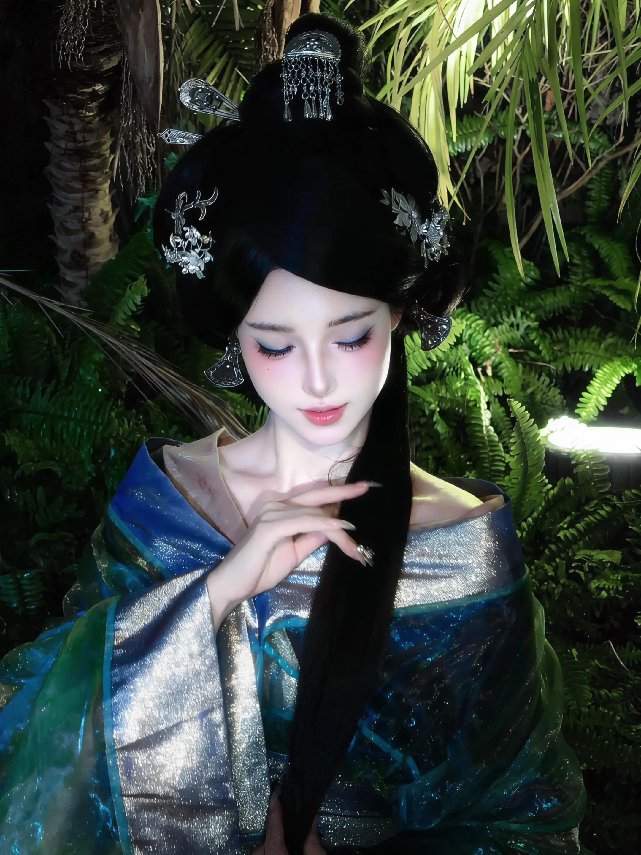 十三学得琵琶成，名属教坊第一部。曲罢常教善才服，妆成每被秋娘妒