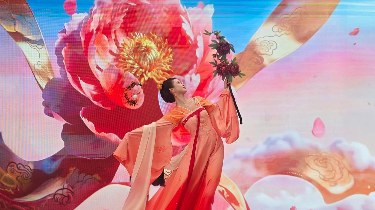 一路随拍
（杭州余杭插花节）
十二花神是中国民间传统中掌管农历12个月份时令花卉