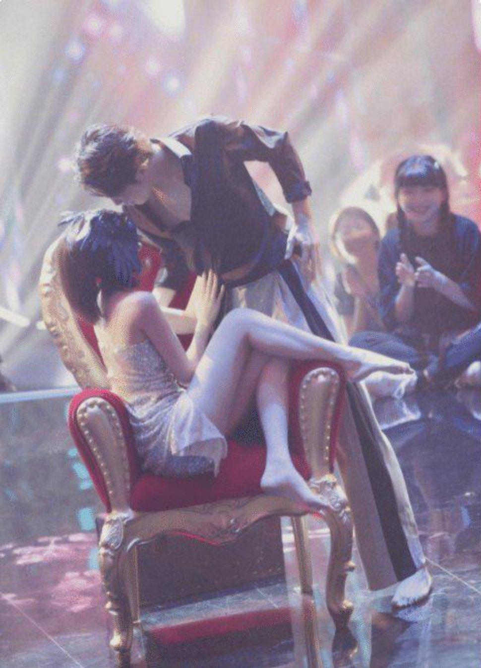 好有张力的舞蹈，这应该是女星毛晓彤最让人印象深刻的一组照片 