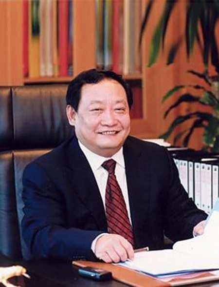 2000年，商人楼忠福以2.08亿天价拍下西湖边濒临破产的华侨饭店，所有人都认为