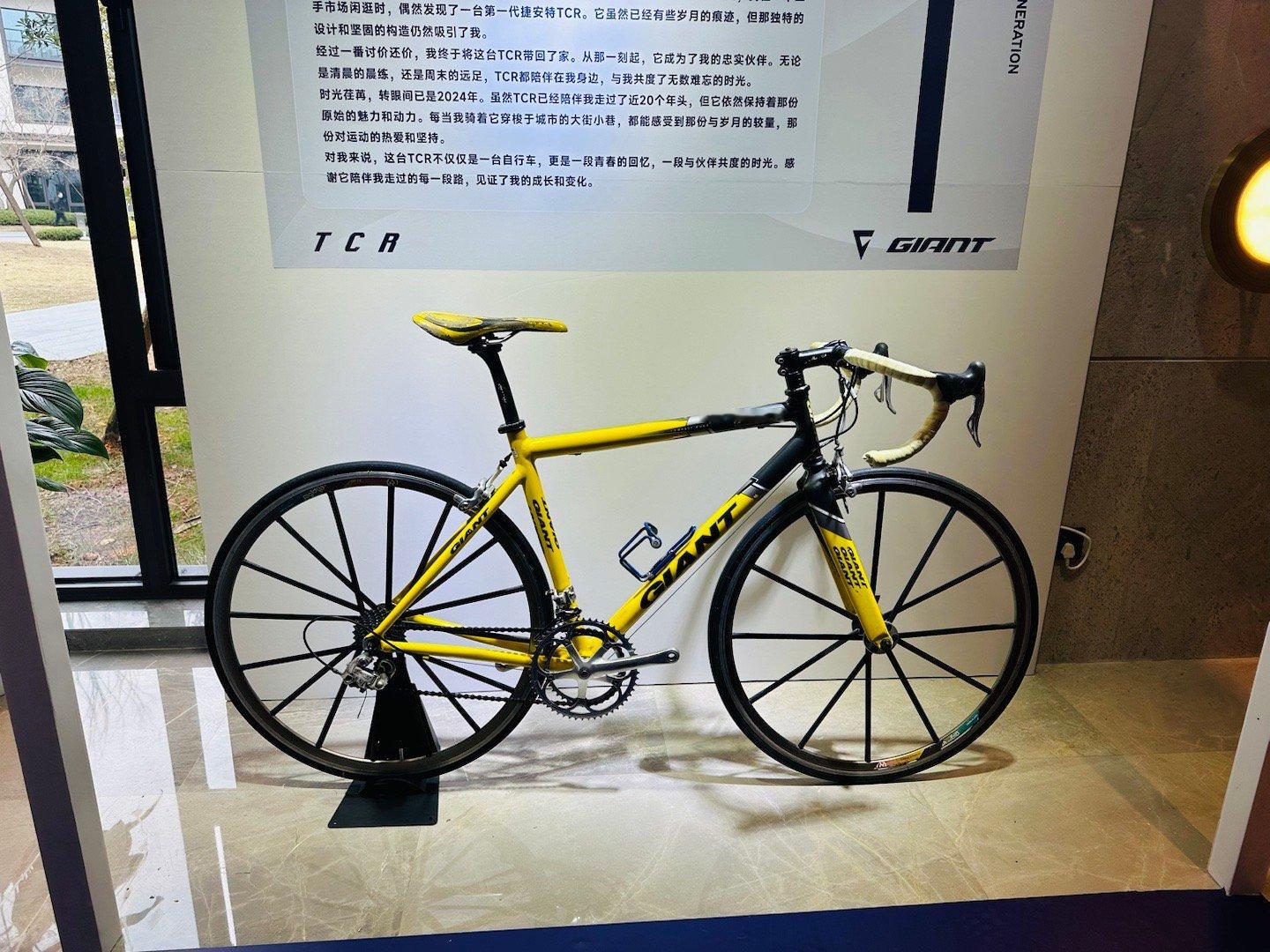 第一次现场看到捷安特TCR的全部9代车型。从1995年开始，平均两年换代一次。自