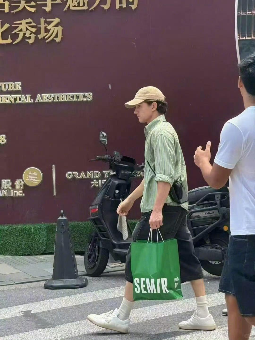 今天森马白捡了个大好事。 荷兰弟上海买森马  荷兰弟穿森马