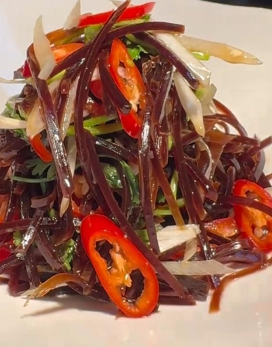 红绿相间，味蕾盛宴。山东人吃菜可以，没有大鱼🐟大肉🥩，但不能缺少这个菜。山东