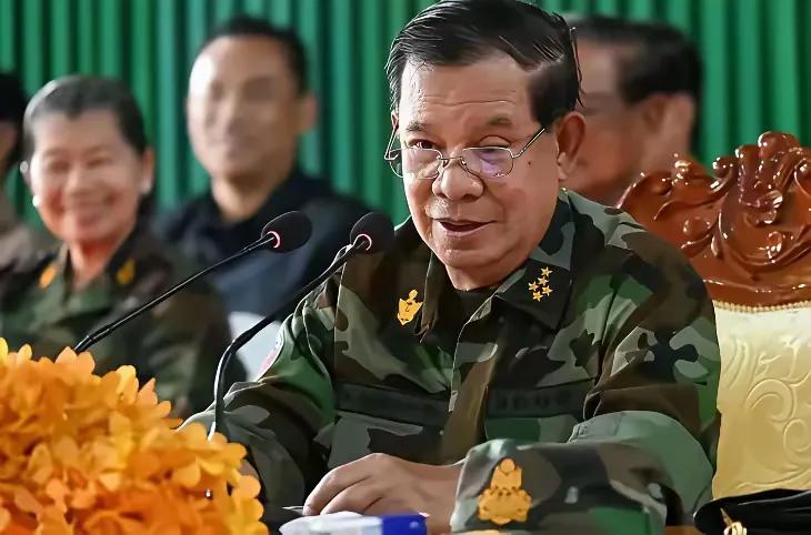 柬埔寨前首相洪森虽然失去了宝座，但是他实际上还是掌握着柬埔寨的军队大权，在军队中