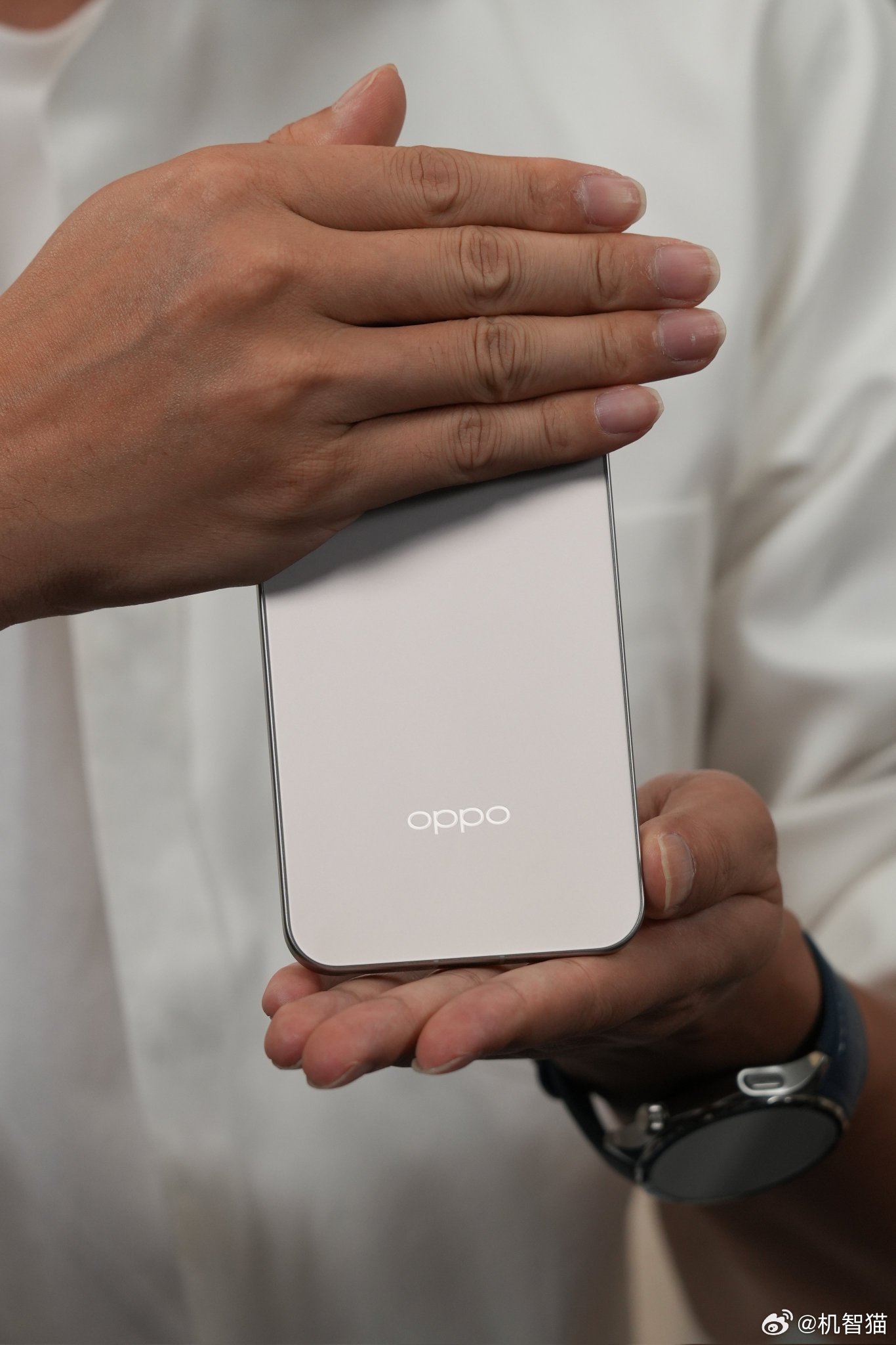OPPO 新旗舰的机身更 OPhone 了 ​​​