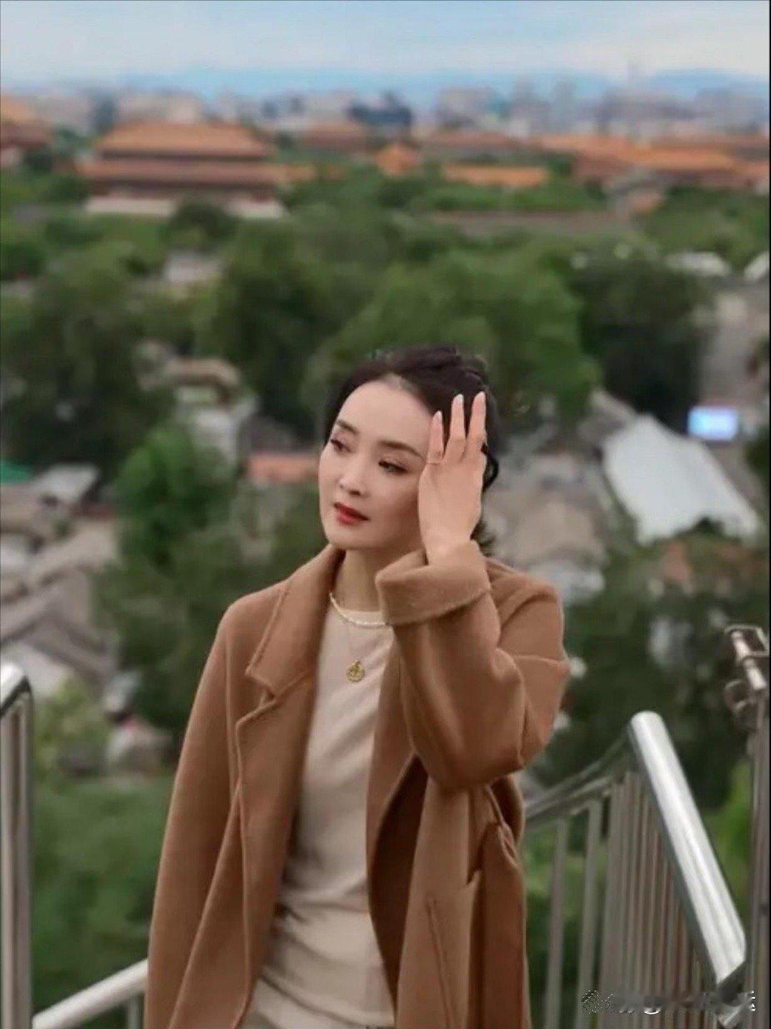 王艳家随手一拍就像大片，背景是故宫。50岁的她拿着玫瑰花还是那么美 