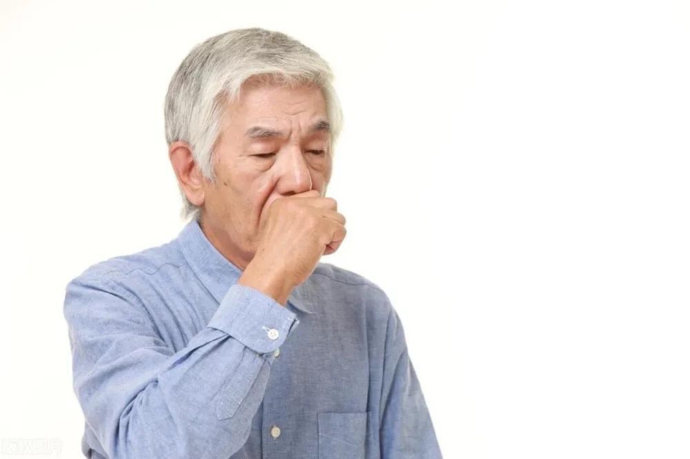 老人感冒咳嗽不用吃药？专家回答来了。
不少老年朋友感冒后，都会出现久咳不止的情况
