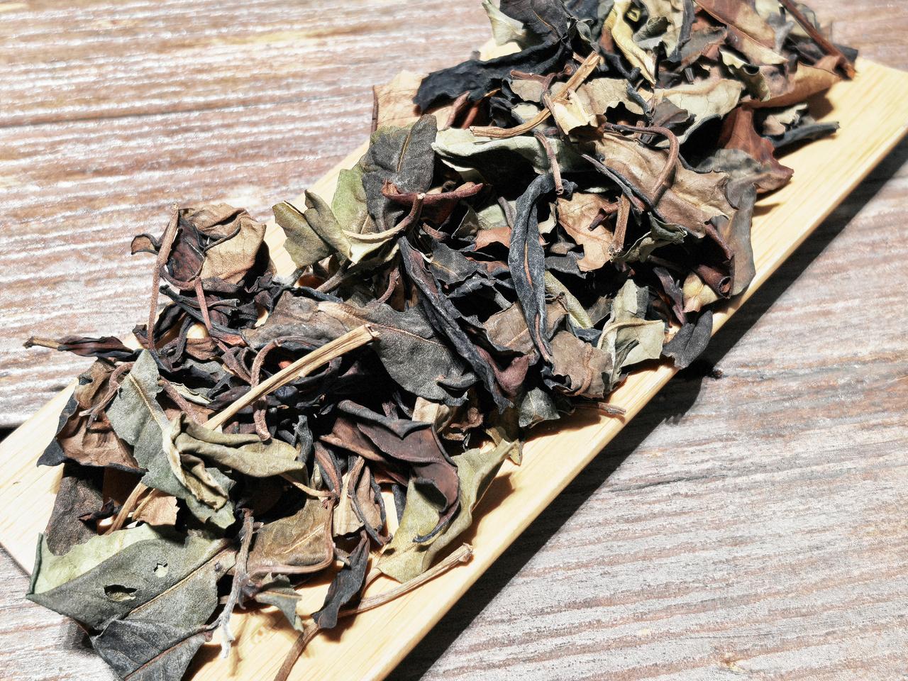 邦崴古树白茶也好喝！
这是朋友用云南澜沧邦崴那棵千年古茶树原料，加工成的白茶，也