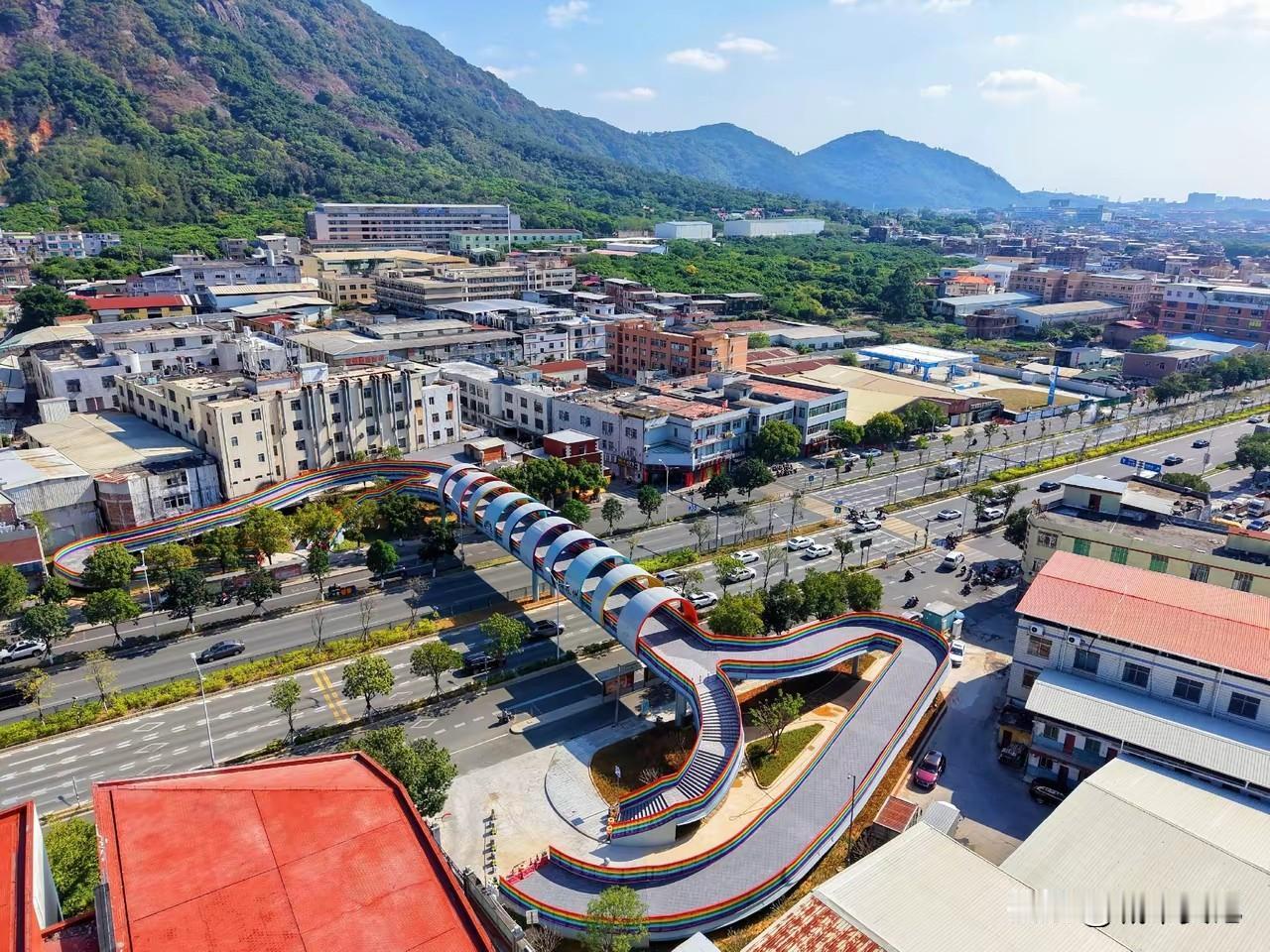 宿迁一个天桥不建啊，宝龙门口就该建一个，提升通行效率，经常堵车耿车用不到还建两座