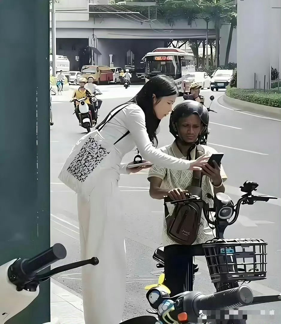 感觉这个姑娘的善良用错地方了￼ ​​​