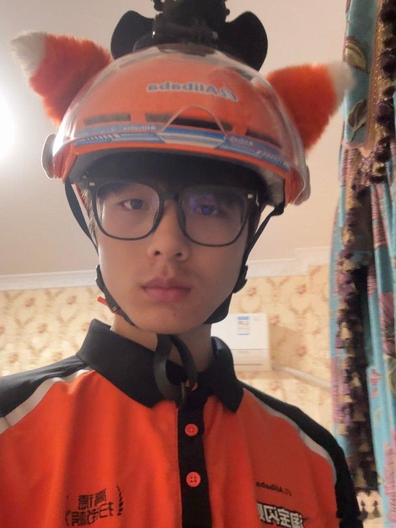呆萌小哥目测是大学生来体验生活的 ​​​