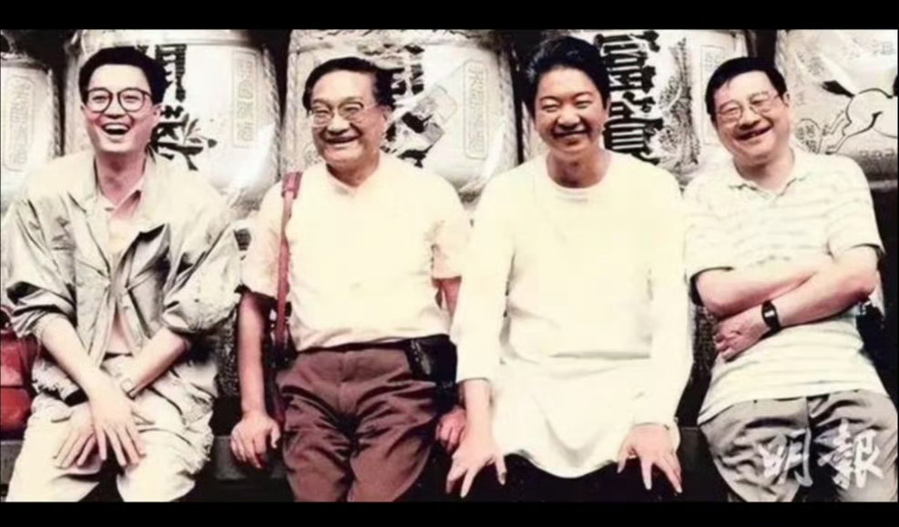 一个比一个大鼻的才子。香港四大才子均已离世，黄霑2004年最先去世，金庸2018