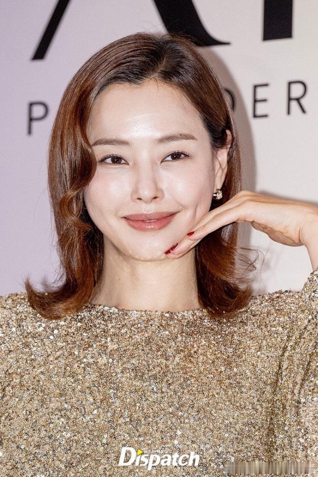 演员李荷妮[超话] 在24日生下了女儿。经纪公司表示“现在产妇和孩子都很健康，在