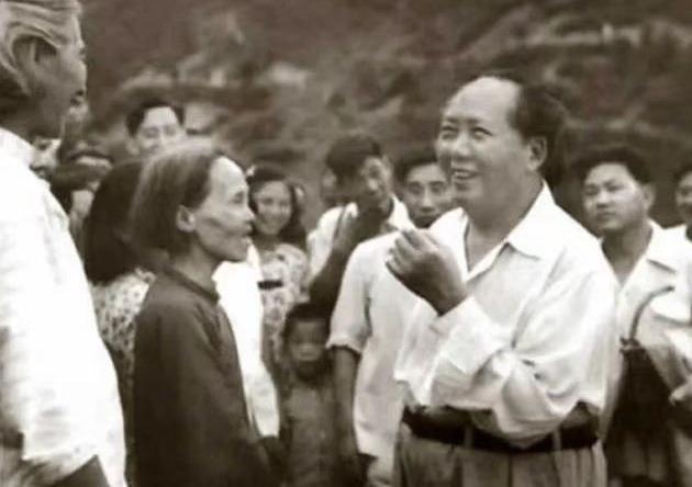 真心话茶局1959年毛主席回到韶山，身着白汗衫的主席与乡亲们亲切合，满脸笑容…