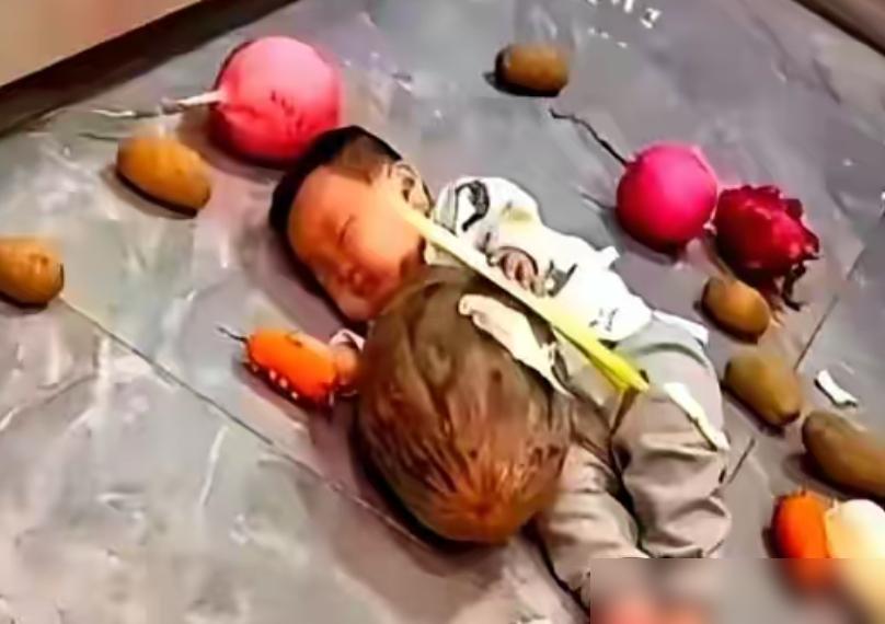 东莞一个妈妈打牌，把三岁儿子反锁在家一下午。

作为带过俩娃的中年老母亲，看到这