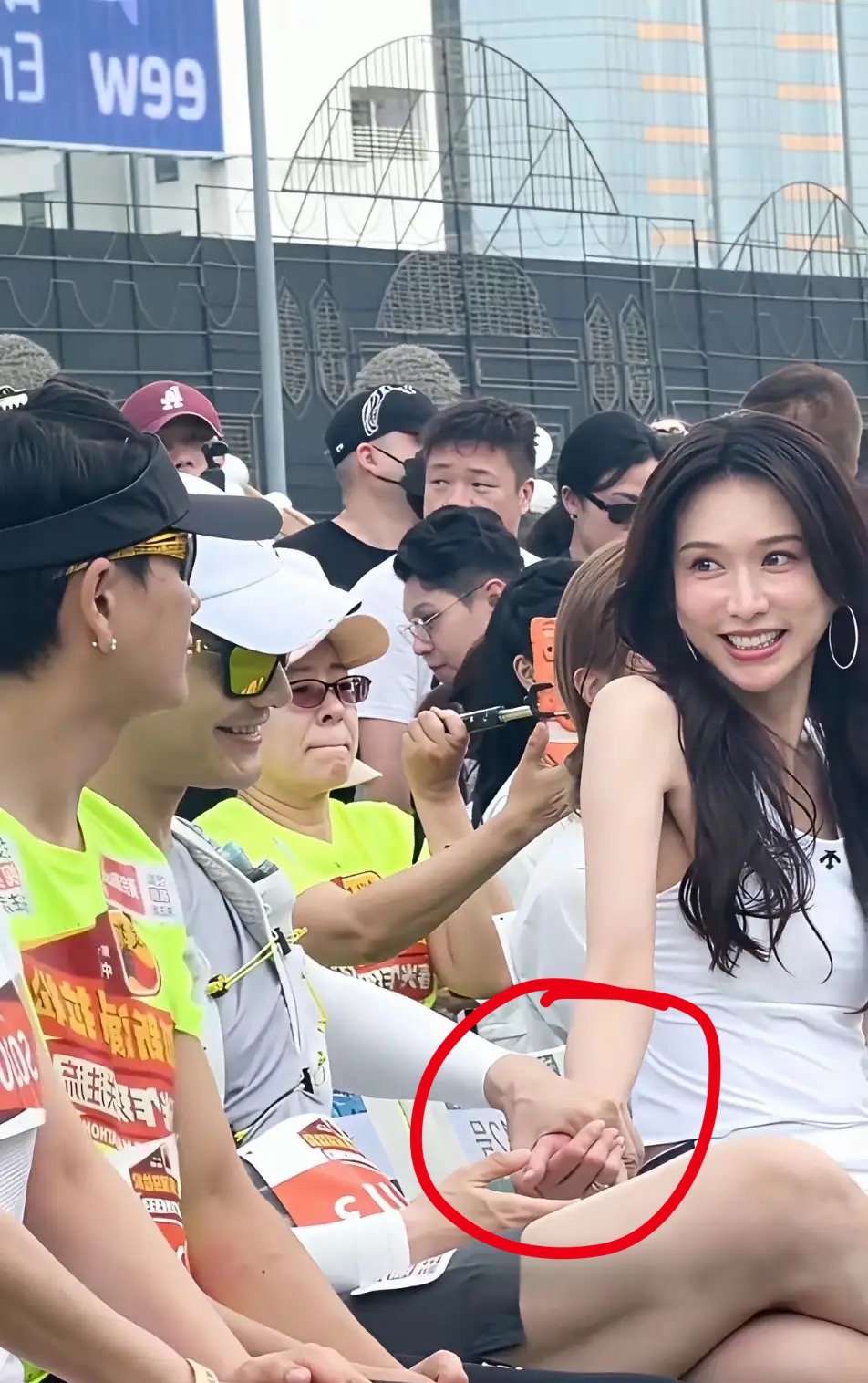 镜头下林志玲和黄晓明牵手，这幅画面竟然拍出偶像剧的感觉。志玲姐姐都50好几了，还