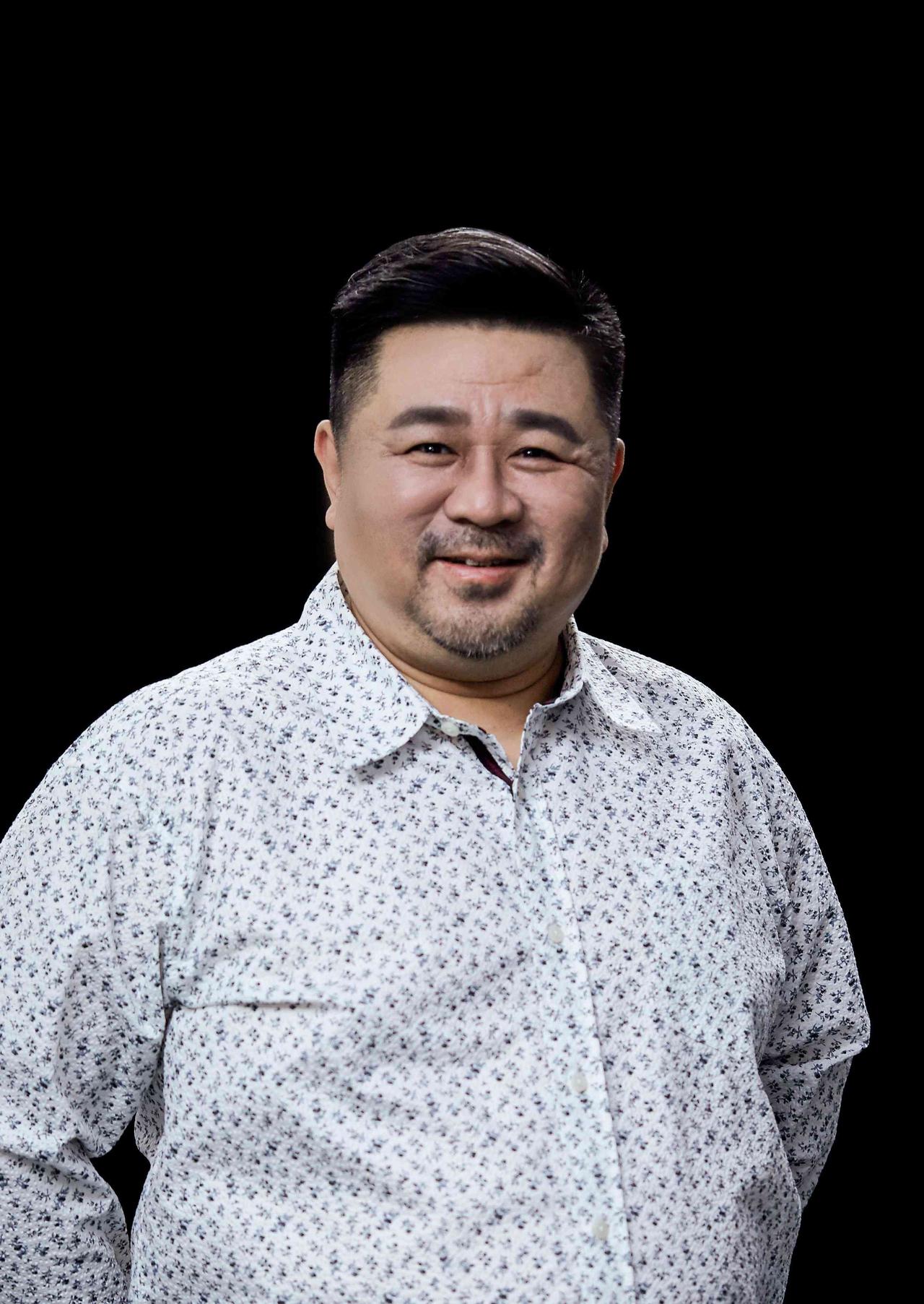 梁冠华，1964年生于北京，国家一级演员，北京人民艺术剧院台柱，两度斩获中国戏剧