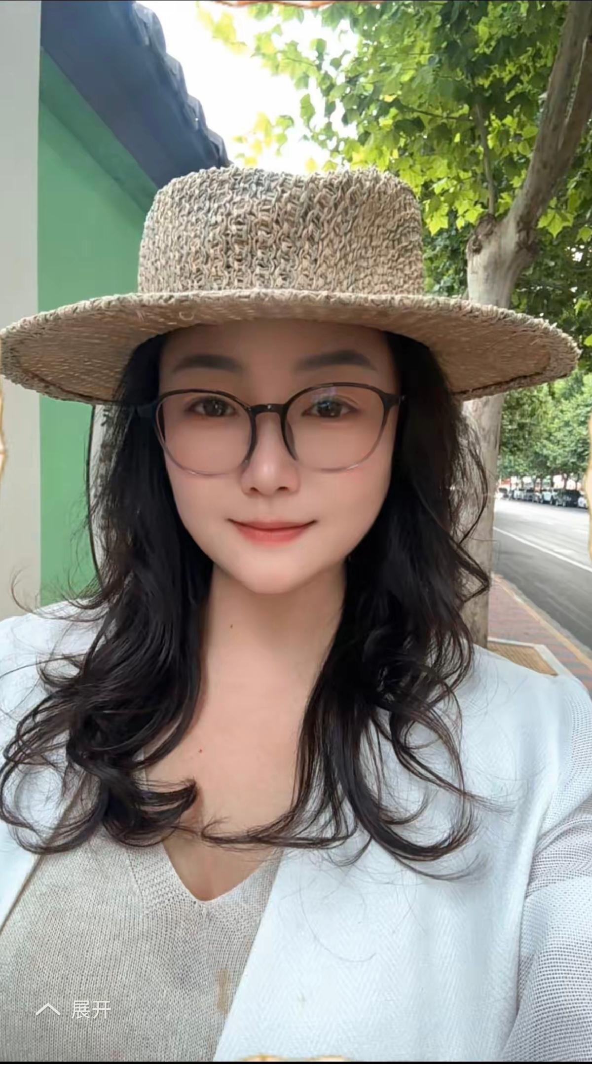 现在的科技发达，女人会保养，很难看出真实年龄，猜猜看她多大了？