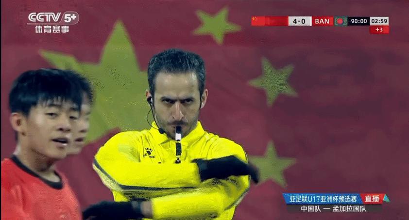 与球员们的平静相比，球迷席上那是另一番景像:红旗招展，锣鼓喧天。
非常平静，平静