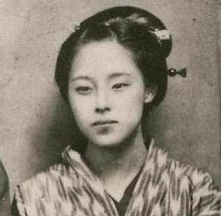 1942 年深秋的冀中平原，夜色如墨。八路军队长甄凤山悄悄潜入一名女战士的房间，