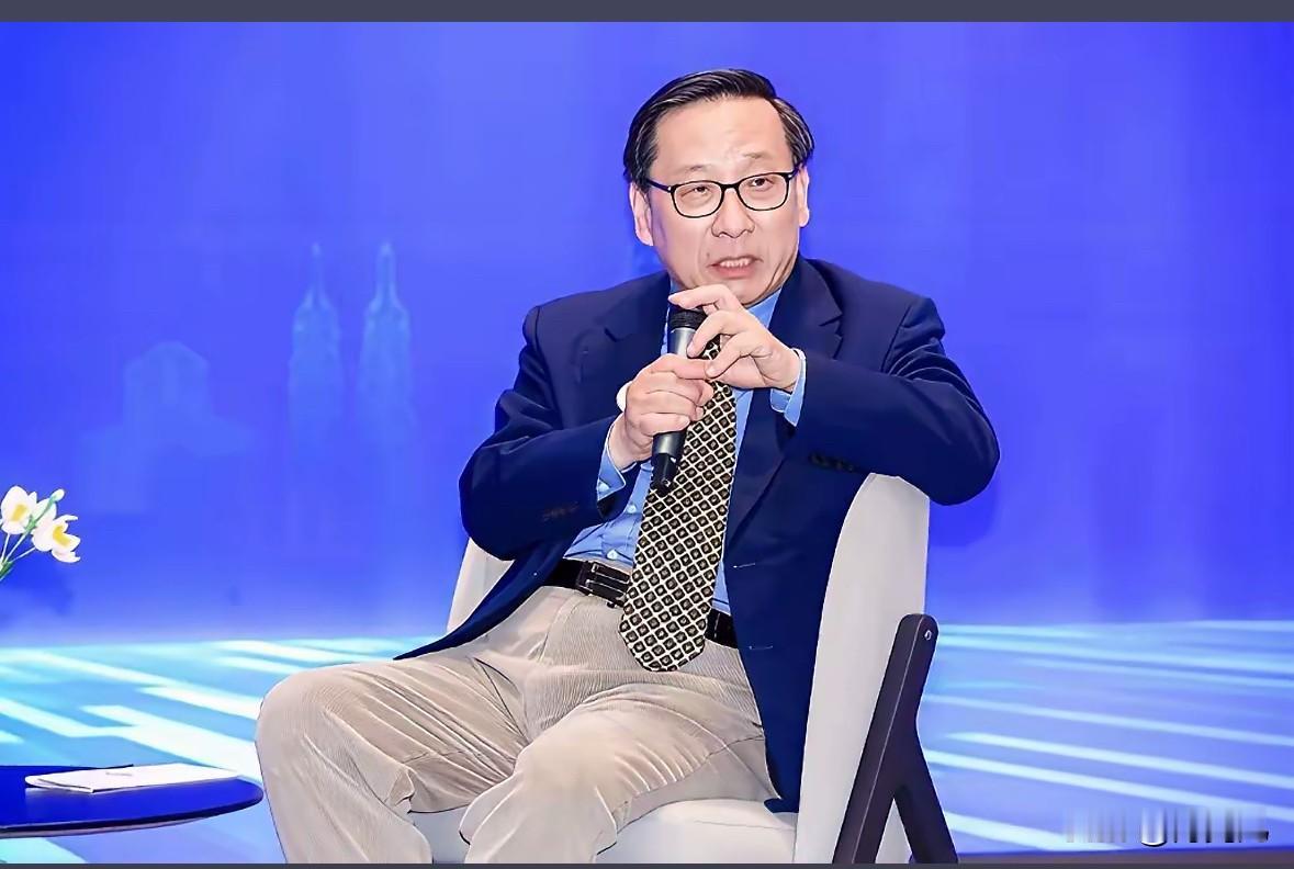 刚刚得知一个消息
差点惊掉了下巴！
一句话惊动论场：这位耶鲁法学博士如何用专业为