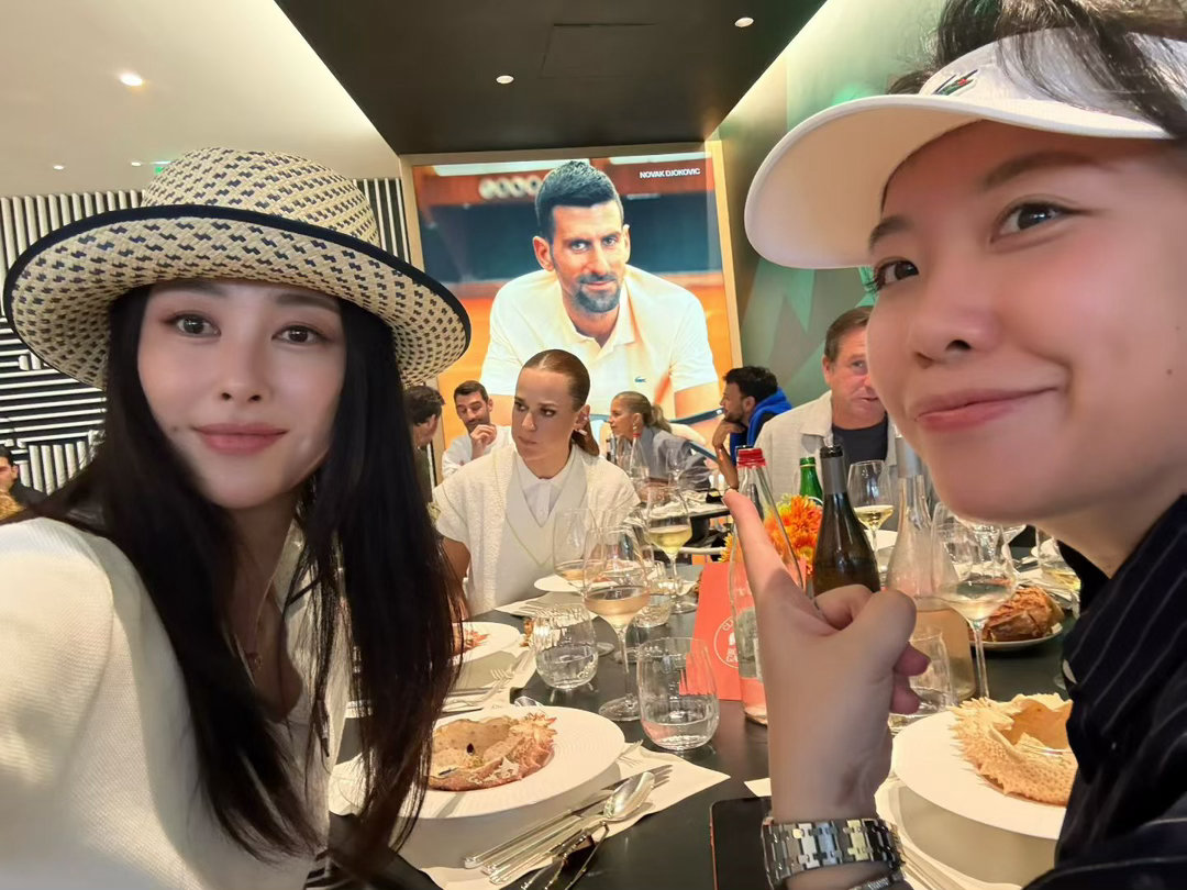 朱珠现身法网决赛 跟着大美女的视角沉浸式看球，红土赛场的激情隔着屏幕都燃起来了，