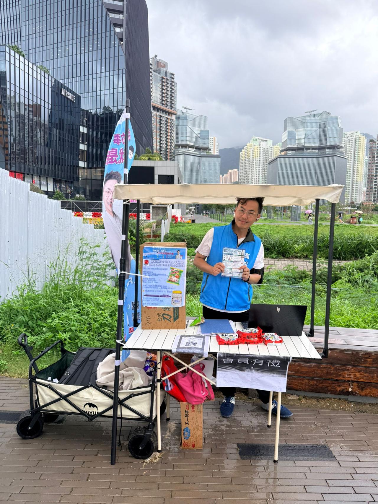 风雨不改，高Sir早上及下午落区开街站，了解启德世运道简约公屋的入伙情况，协助入