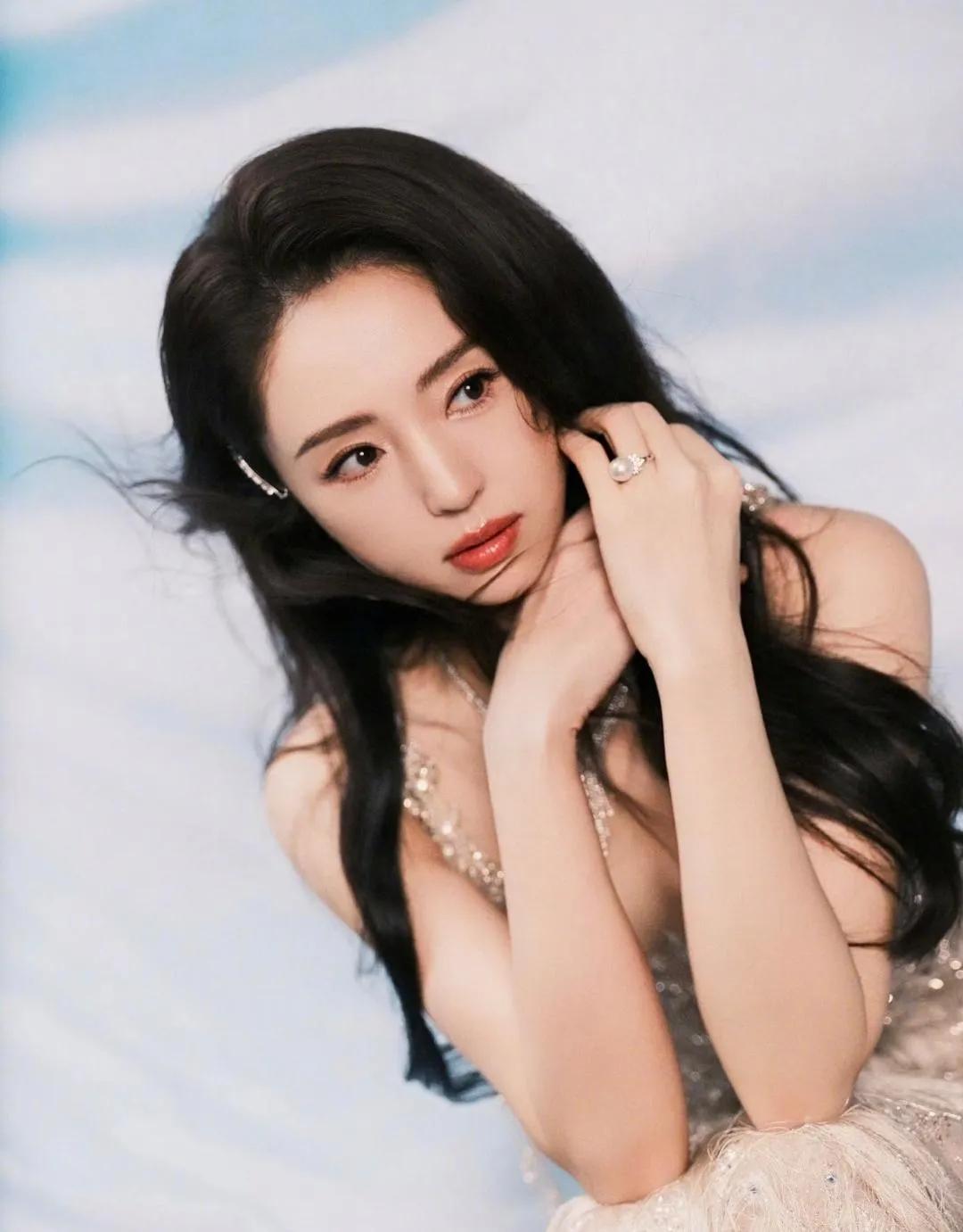 董璇这是什么神仙颜值！每一帧都美到让人心动
 
董璇的美貌真的是刻在骨子里的精致