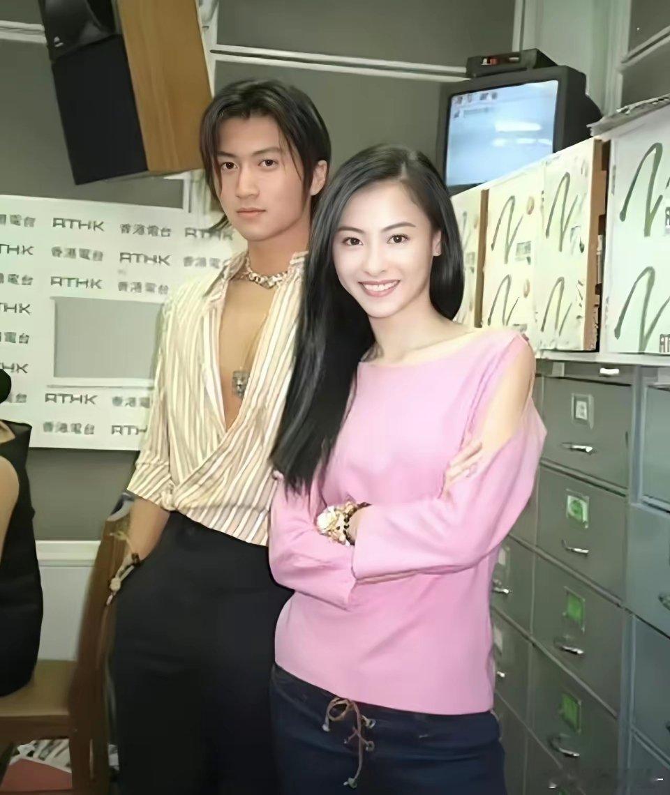 谢霆锋和张柏芝的早期合影，两人当时正处于恋爱初期，被媒体誉为“金童玉女”。 