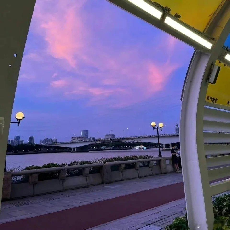 我这个人性格独立，不喜欢麻烦别人，比较喜欢自由，会为别人考虑是真的，不会为别人而