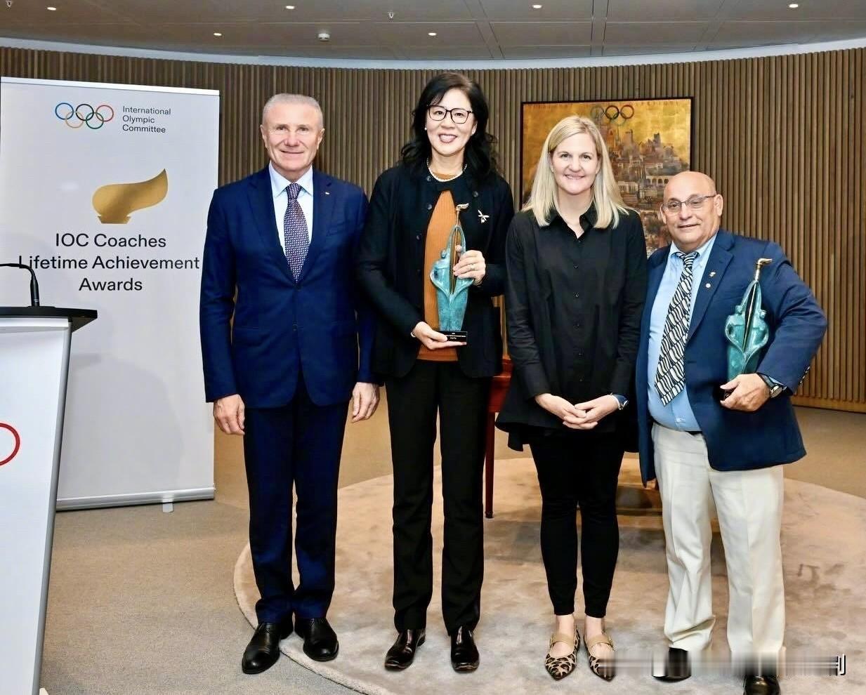在荣获了国际奥委会的终身成就奖后，中国女排名帅郎平也在社交媒体上发文：刚从洛桑飞