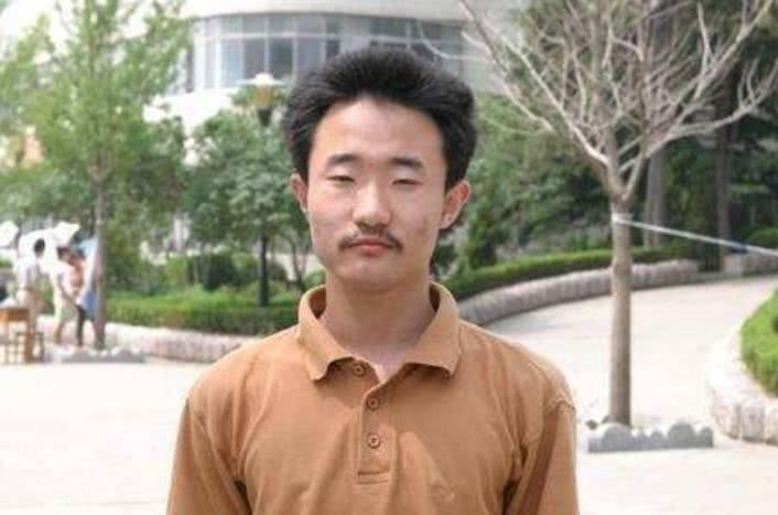 2004年，他考了749分，离高考总分只差1分，成为山东高考状元，轰动全国，然而