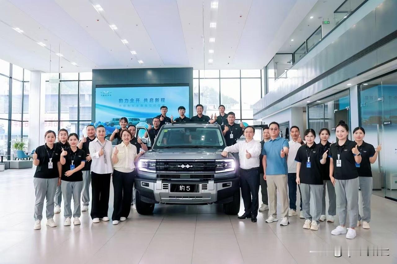 方程豹交车名场面！王总亲自到门店给车主送车，还收到车主送的墨镜，当场戴上超接地气