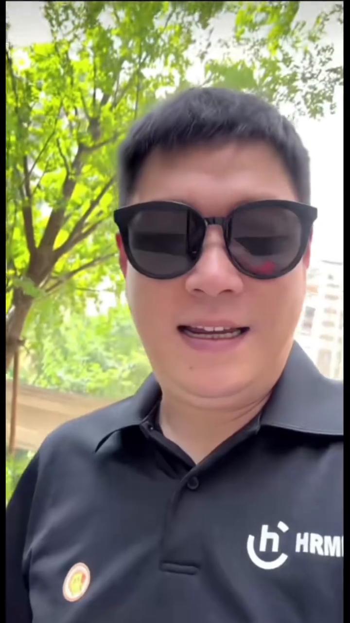 哈喽大家好，我们两个准备去这么好的天气在外面溜达溜达。