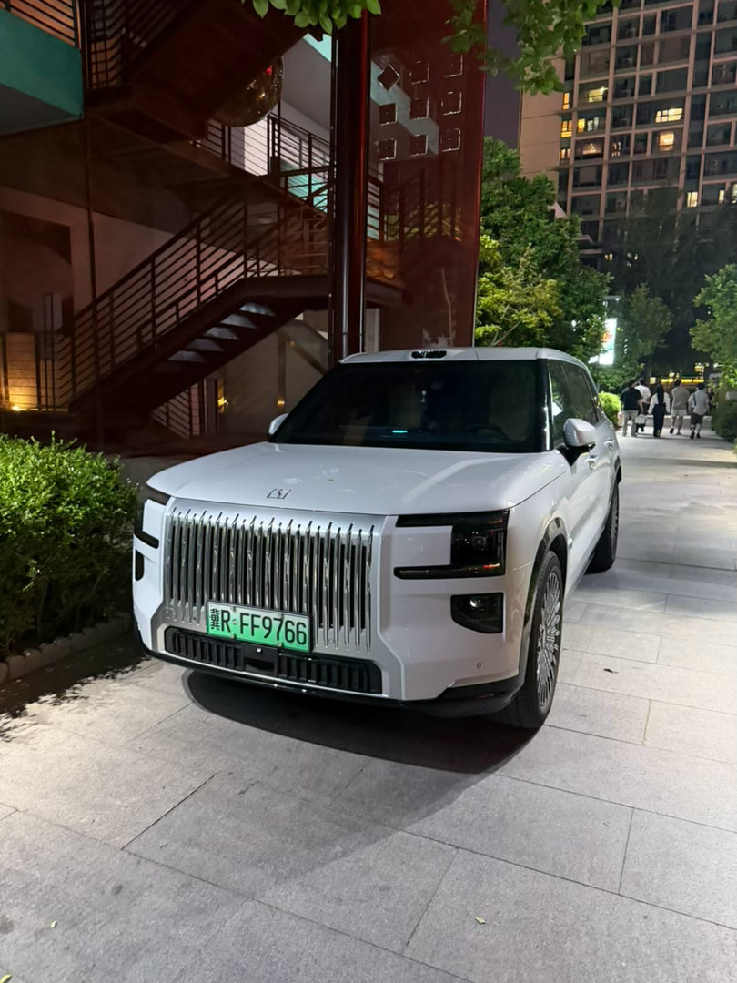遇到小区人行道上乱停车，顺手一个小程序举报 