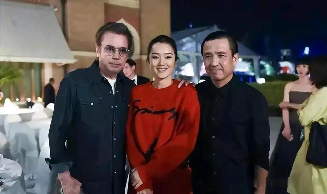 肉眼可见的，巩俐活的越来越好了。状态更加自信，状态更加从容，状态更加松弛！看起来