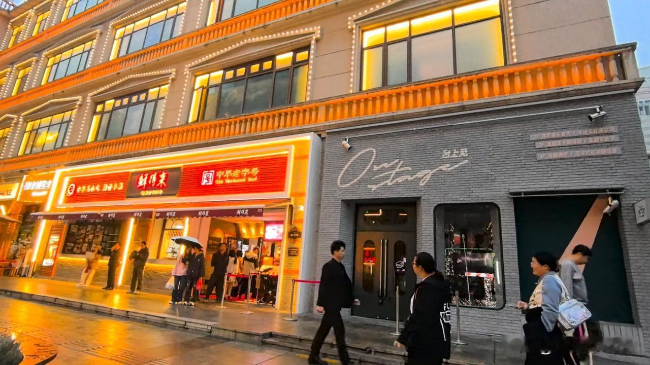 老字号《鲜得来》迁新店

云南南路美食街，
中华老字号"鲜得来"排骨年糕店
迁到