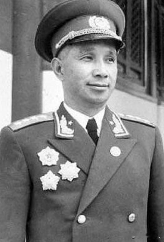 1955年我国授衔结束后，蒋介石也很快得知了消息。当下属将十大元帅的名单，呈到老