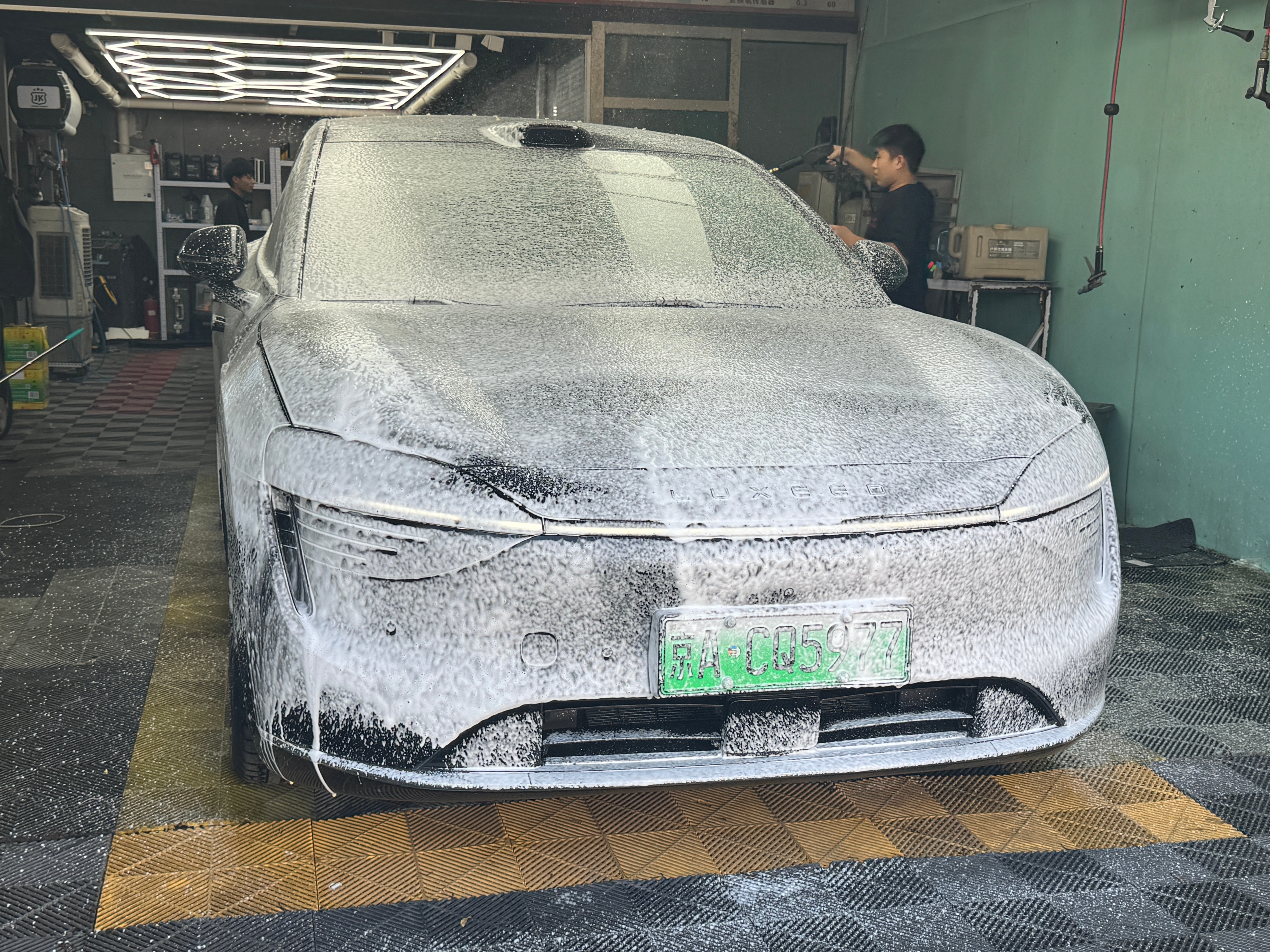 看到智界R7改款太羡慕了，来给我的智界R7洗个澡吧[笑cry] ​​​