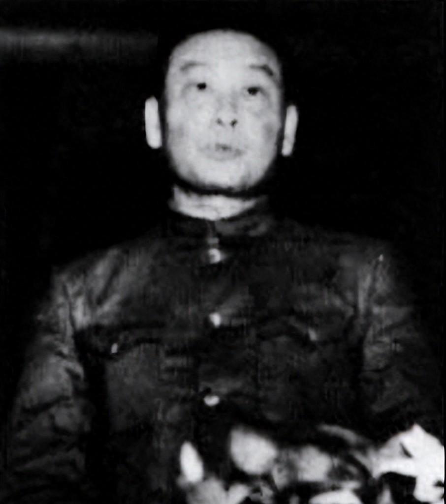 1950年初春，北京大会堂里一次总结会议上，刘少奇突然提到前一年新疆和平解放的细